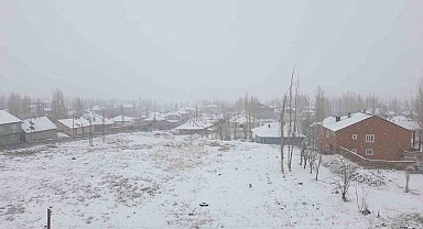 Başkale'de nisan ayında kar yağışı etkili oldu