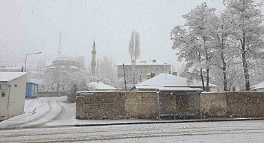 Başkale'ye kış geri geldi ilçe beyaza büründü