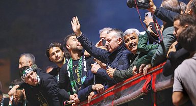Başkan Büyükakın'a Kocaelispor taraftarlarından sevgi gösterisi