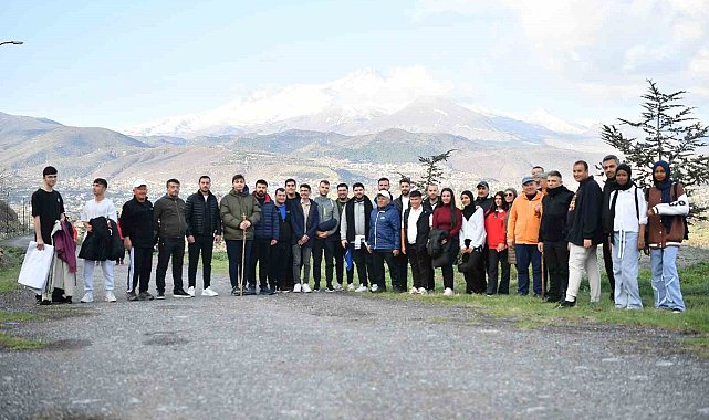 Başkan Büyükkılıç, güne gençlerle yürüyüş yaparak başladı