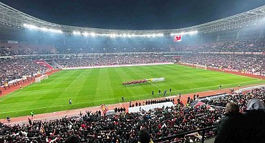 Başkan Gürhan Albayrak, "Esnafını, taraftarını ve Eskişehir'i düşünen birileri var bu şehirde"