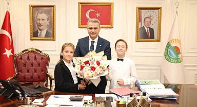 Başkan İhsan Kurnaz koltuğunu çocuklara devretti