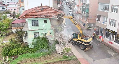 Başkan Kurnaz: "Vatandaşlarımızın huzuru için metruk binaların yıkımını gerçekleştiriyoruz"