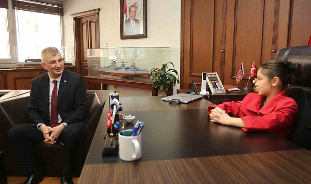 Başkan Sezer, koltuğunu Aslı'ya devretti