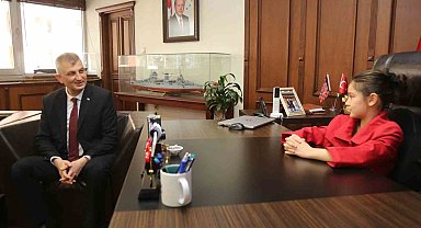 Başkan Sezer, koltuğunu Aslı'ya devretti