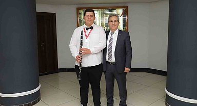 Başkan Tetik'ten Türkiye Şampiyonu otizmli gence klarnet hediyesi