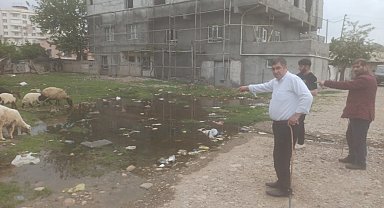 Batman'da çöken kanalizasyon hattı lağım sularını sokağa taşıdı