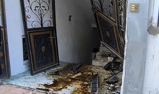 Batman'da kontrolden çıkan otomobil binaya girdi