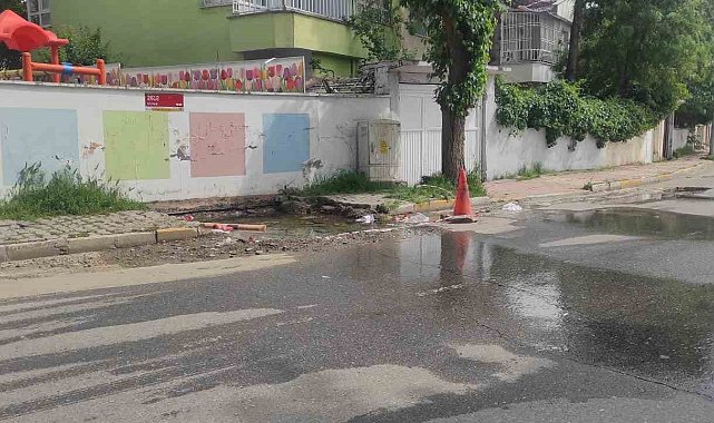 Batman'da su patlağı mahalleyi gölete çevirdi