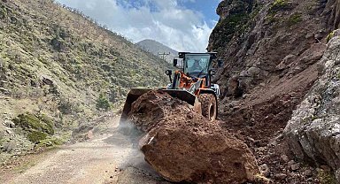 Batman'da yamaçtan kopan kaya parçaları ve heyelan köy yollarını ulaşıma kapattı