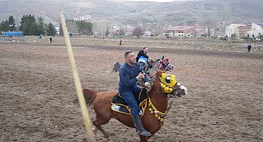 Bayburt'ta bayrama özel cirit: Ramazan Bayramı ciritle uğurlandı