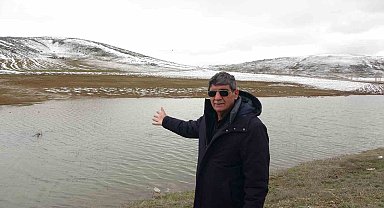 Bayburt'ta kar ve kar suları altında kalan tarlalarda göller oluştu
