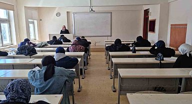 Bayburt'ta lise ve üniversite öğrencilerine yönelik umre ödüllü bilgi yarışması sınavı yapıldı