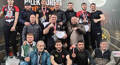 Bayburtlu bilek güreşi sporcuları madalyalarla döndü