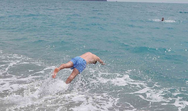 Bayram tatilinin son gününde Konyaaltı Sahili'ne akın ettiler