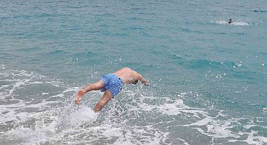 Bayram tatilinin son gününde Konyaaltı Sahili'ne akın ettiler