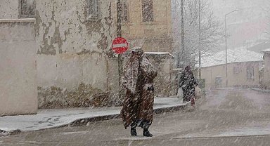 Beklenen Nisan karı geldi: Bayburt'a lapa lapa kar yağdı