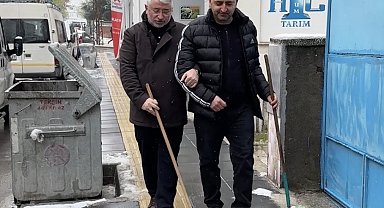 Belediye başkanı esnafa bastonu verdi, gözünü kapattı: Kaldırımdaki duyarsızlığı böyle gösterdi