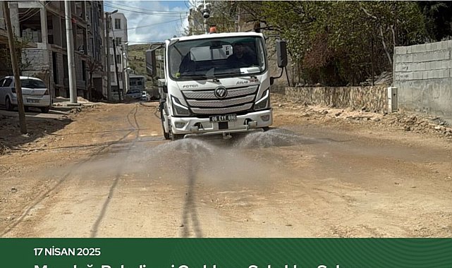 Belediye bozduğu yollara parke taşı döşemek yerine su döküyor