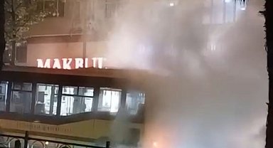 Belediye otobüsü arıza yaptı, çevreyi duman sardı