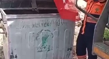 Belediye temizlik işçisi, çöpte bulduğu Türk bayrağını öpüp anlına koydu