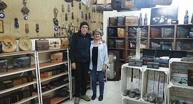 Benzer çifti deri sanatı ile kültürel mirası geleceğe taşıyor