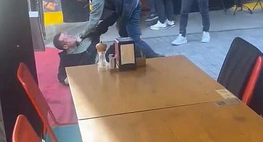 Beşiktaş'ta otomobil sürücüsü ve moto kuryenin tartışmasında yumruklar konuştu