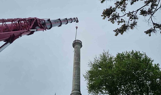 Beylikdüzü'nde Bakırcılar Sanayi Camii'nin eskiyen minaresi kontrollü olarak yıkıldı