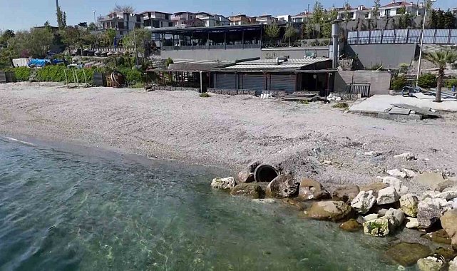 Beylikdüzü'nde denize dökülen İSKİ atık su hattı, vatandaşları tedirgin ediyor