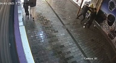 Beyoğlu'nda hareketli dakikalar: Kadına şiddet uygulayan şahsa bekçi müdahalesi