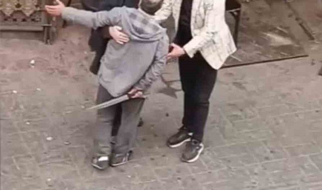 Beyoğlu'nda kavga ettiği şahsı döner bıçağıyla yaralayan saldırgan kamerada