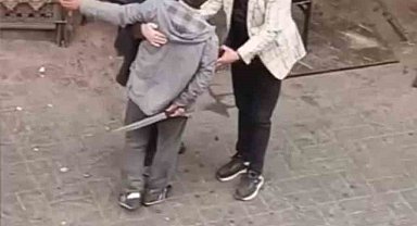 Beyoğlu'nda kavga ettiği şahsı döner bıçağıyla yaralayan saldırgan kamerada