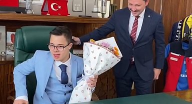 Biga Kaymakamı Kayabaşı, koltuğunu Down sendromlu Muharrem'e bıraktı