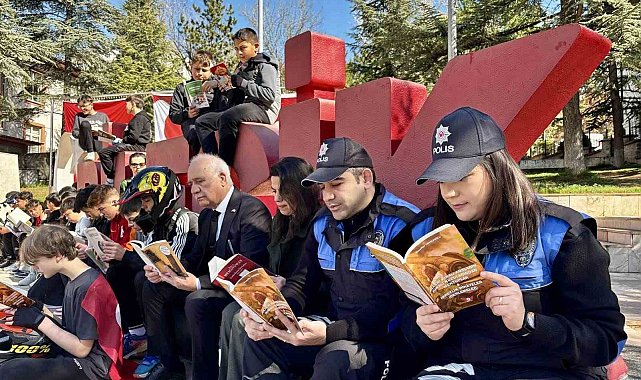 Bilecik'te emniyet mensupları kitap okudu