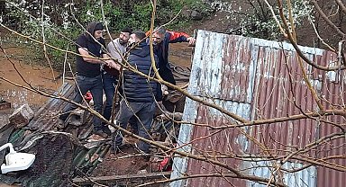 Bingöl'de sağanak felakete yol açtı: Su basan ahırda çok sayıda hayvan telef oldu