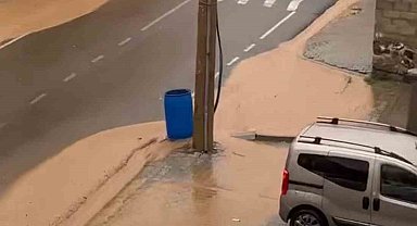 Bingöl'de sağanak sonrası caddeleri su bastı