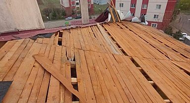 Bingöl'de şiddetli rüzgar nedeni ile binaların çatıları uçtu