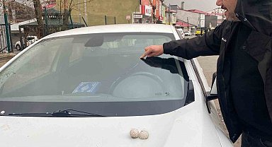 Bingöl'ü dolu vurdu, gün geceye döndü, araçların camları kırıldı