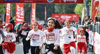 Binlerce çocuktan 23 Nisan'da neşeli adımlar