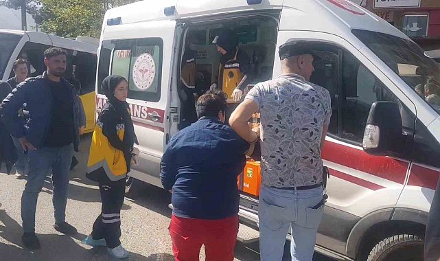 Birbirlerine taş, duba ve bıçakla saldırdılar: Kavga anı kamerada