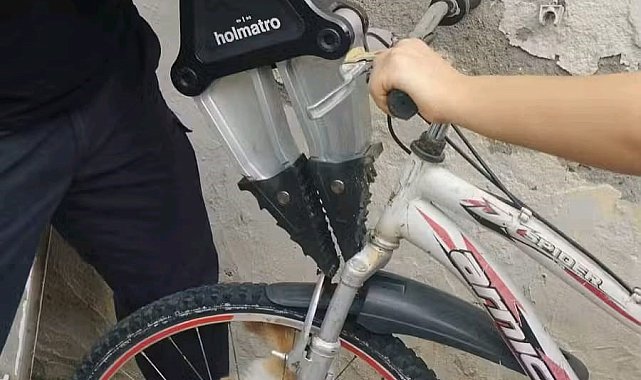 Bisikletin jant teline sıkışan yavru kediyi itfaiye kurtardı
