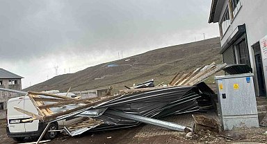 Bitlis'te fırtına çatıları uçurdu