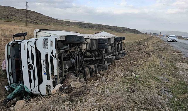 Bitlis'te meyve suyu yüklü tır şarampole devrildi