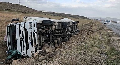 Bitlis'te meyve suyu yüklü tır şarampole devrildi