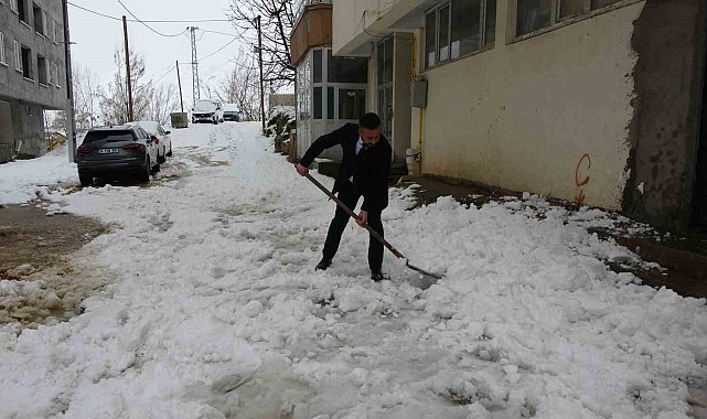 Bitlis'te nisan karı 60 köy yolunu ulaşıma kapattı