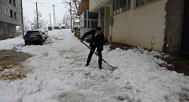 Bitlis'te nisan karı 60 köy yolunu ulaşıma kapattı