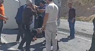 Bitlis'te tır devrildi: 2 yaralı