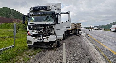 Bitlis'te tır ile minibüs çarpıştı: 1 ölü, 2 yaralı