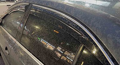 Bitlis'te yağmurla birlikte toz taşınımı araçları çamura buladı