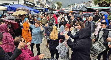 Bodrum'da yağmur altında festival